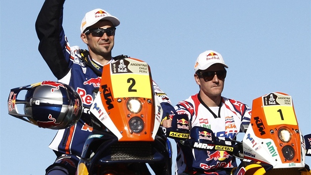 Francouz Cyril Despres (vlevo) a panl Marc Coma se svými motorkami KTM ped