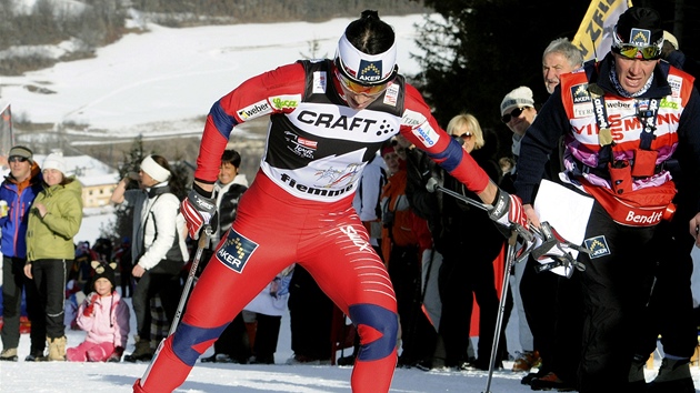 Norka Marit Björgenová pi výstupu na Alpe Cermis v závrené etap Tour de Ski.