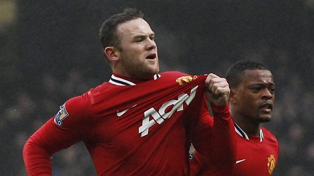 V TOMHLE MST VLÁDNEME MY! Wayne Rooney ukazuje na znak Manchesteru United