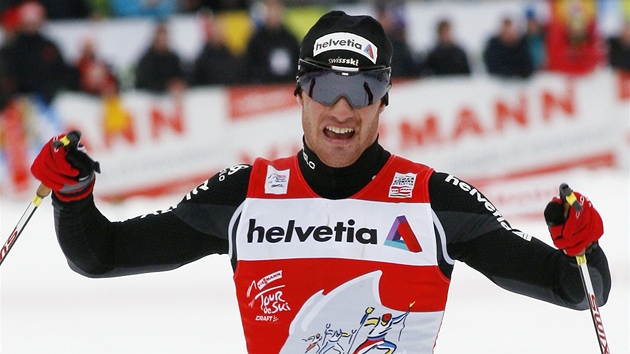 BLZKO TITULU. vcar Dario Cologna se po sedm etap Tour de Ski vrazn piblil tetmu vtzstv ve slavnm zvod.