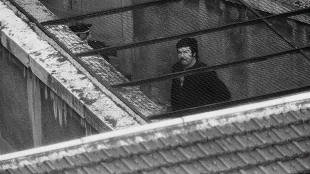 Jacques Mesrine za míemi. Obyvkle se tam moc dlouho nezdrel.