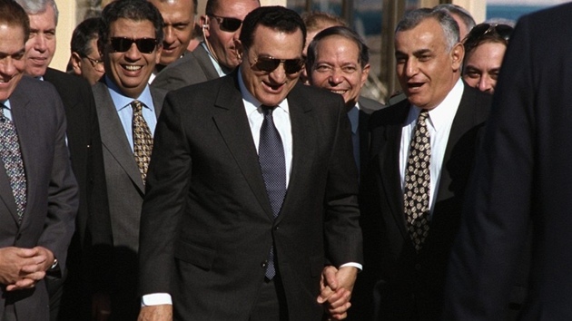 Husní Mubarak s izraelským ministrem obrany Jicchakem Mordechajem. Mírovými