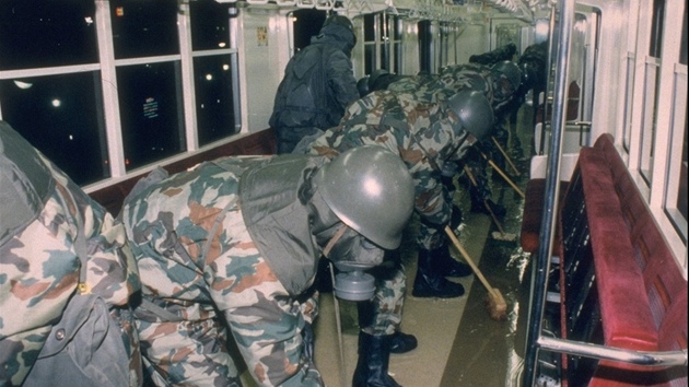 Japontí vojáci istí vz tokijského metra po útoku sarinem (bezen 1995)