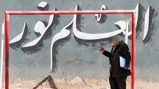 Egypanka prochází kolem fotbalové branky ve kole, která se promnila ve