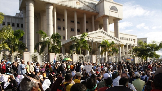 Zastánci Anwara Ibrahima ped soudní síní v Kuala Lumpuru (9. ledna 2012)