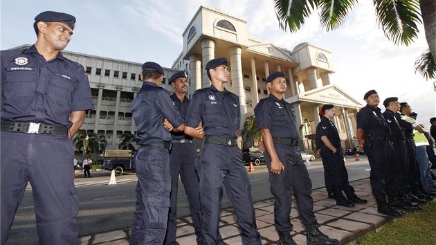 Policisté ped soudní síní v Kuala Lumpuru (9. ledna 2012)