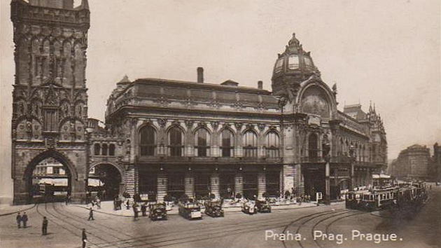 Historická fotografie Obecního domu a Prané brány v Praze (1930)