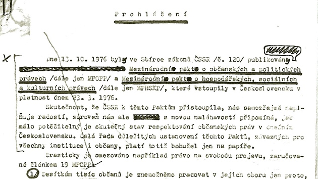 KONCEPT. První strana Charty 77 je plná korektorských značek. KONCEPT. První strana Charty 77 je plná korektorských značek.