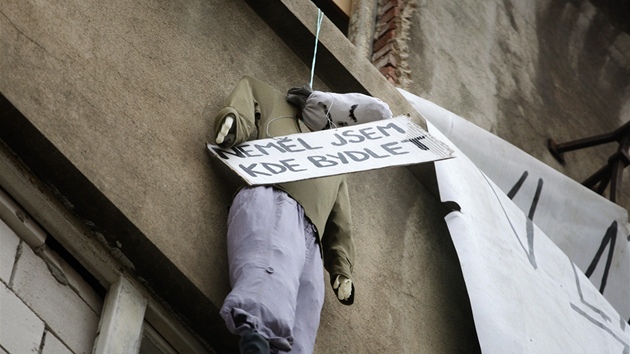 Na nkolika mstech v Praze se rno objevily figurny obenc. Neformln sdruen Prak takto reaguje na zhorujc se ekonomickou a sociln situaci, kter vede adu lid k sebevradm. (9. ledna 2012)