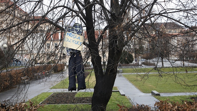 Figurna obence na strom na Palackho nmst v Praze. (9. ledna 2012)