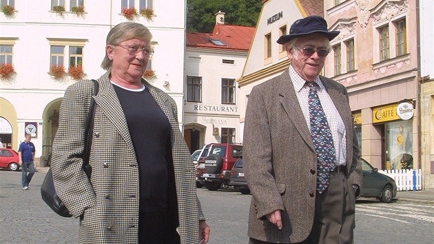 Josef kvorecký s manelkou Zdenou Salivarovou pi procházce Náchodem v roce