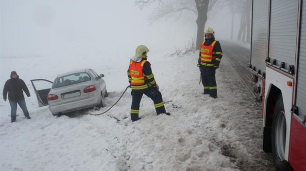 Hasii z Poliky vyjídli do Lezníku, kde skonil osobní automobil v píkopu.