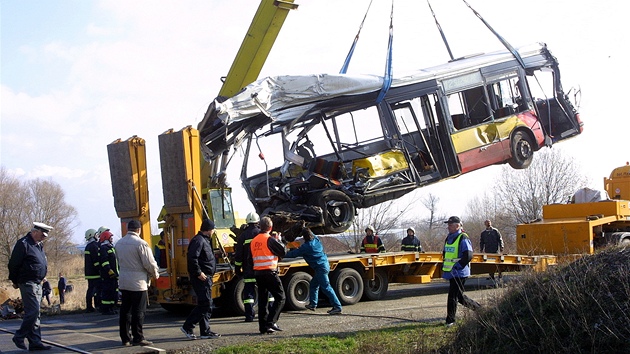 Tragická nehoda autobusu MHD v Bezhrad u Hradce Králové. (4. dubna 2003)
