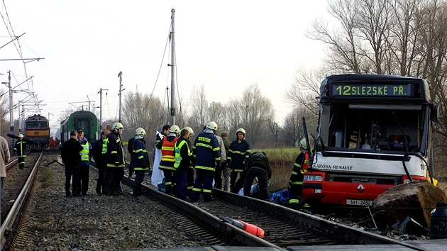 Tragická nehoda autobusu MHD v Bezhrad u Hradce Králové. (4. dubna 2003)