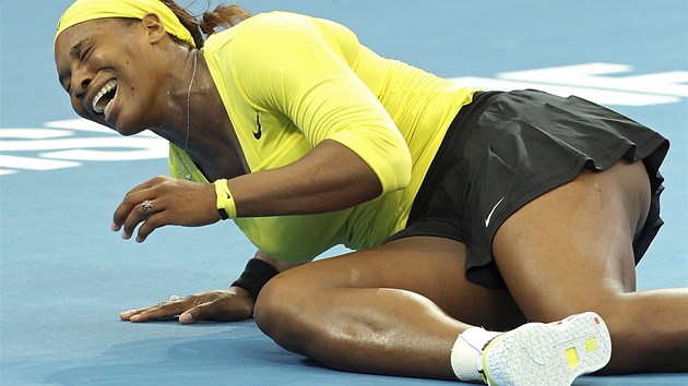 BOLÍ. Serena Williamsová si na turnaji v Brisbane  vymkla kotník. Stihne