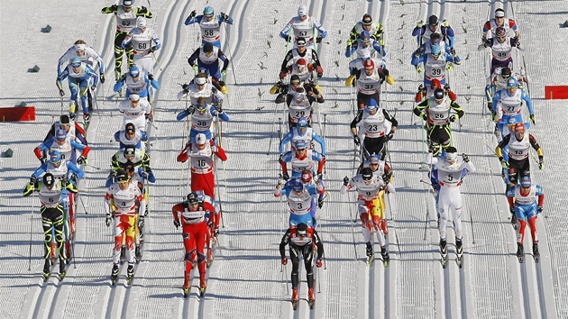 Start závodu na 20 km klasickou technikou s hromadným startem ve Val di Fiemme,