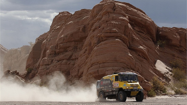 Rallye Dakar tak v leton sezon potvrzuje, e je nejen nejt잚m motoristickm zvodem svta, ale tak nejkrsnjm. Barvit krajina Argentiny a Chile je pitom jen pedkrmem scenrim, kter ekaj na zvodnky v druh polovin zvodu v dosud motorismem nedotenm Peru... Ale Loprais v 5. etap Rallye Dakar 2012 za sebou dokzal nechat i dosud suvernn zstupce nizozemskho Iveca. Porazil ho pouze ldr zvodu de Rooy.