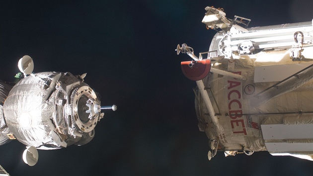 Sojuz TMA-03M při přiblížení k ISS, konkrétně modulu Rassvet 23.prosince Sojuz TMA-03M při přiblížení k ISS, konkrétně modulu Rassvet 23.prosince