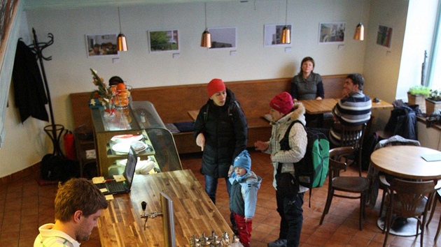 Liberecká kavárna Bez konceptu, kde se vystavují fotky nevidomých.