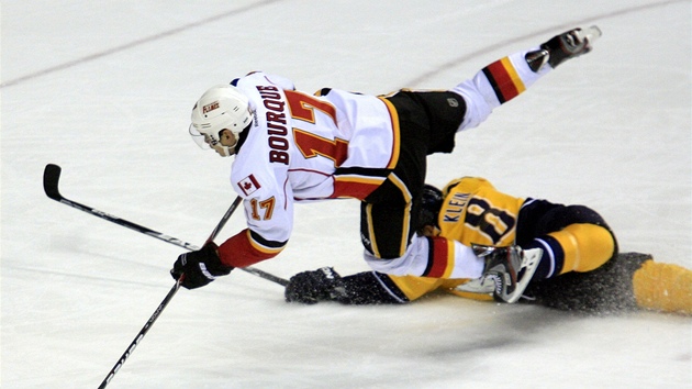 Rene Bourque z Calgary (vlevo) palí v pádu, obránce Kevin Klein z Nashvillu