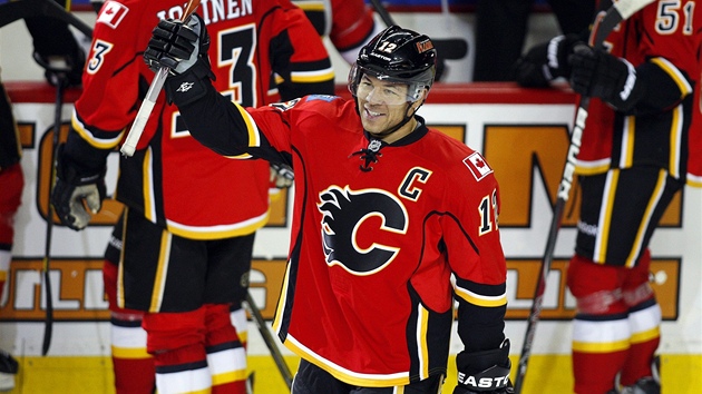 JUBILEUM. Jarome Iginla z Calgary slaví 500. gól v NHL. JUBILEUM. Jarome Iginla z Calgary slaví 500. gól v NHL.