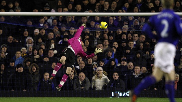 Gólman Adam Bogdan z Boltonu se natahuje marn. Mí vyslaný z kopaky jeho