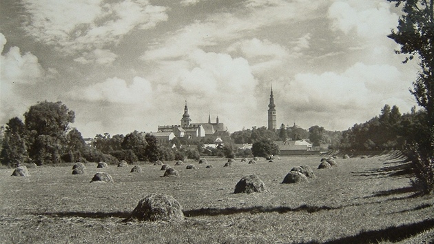 Tovaov na historick pohlednici