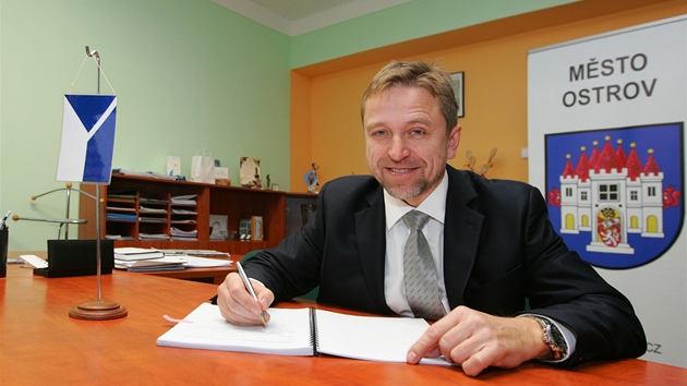 Starosta Ostrova Pavel Čekan podepisuje smlouvu o budoucí kupní smlouvě na Starosta Ostrova Pavel Čekan podepisuje smlouvu o budoucí kupní smlouvě na