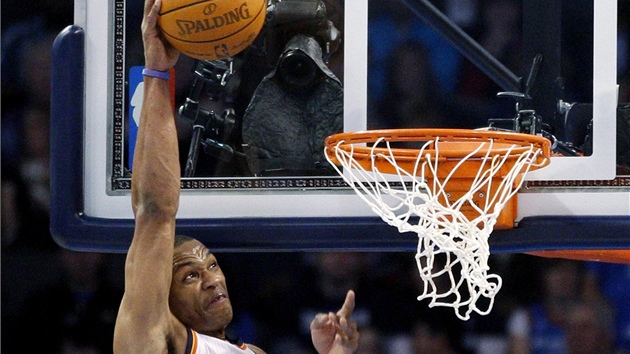 Russell Westbrook z Oklahoma City Thunder smečuje do koše Phoenixu Suns. Russell Westbrook z Oklahoma City Thunder smečuje do koše Phoenixu Suns.