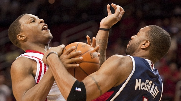 Kyle Lowry (vlevo) z Houstonu práv narazil do zdi jménem Tracy McGrady z