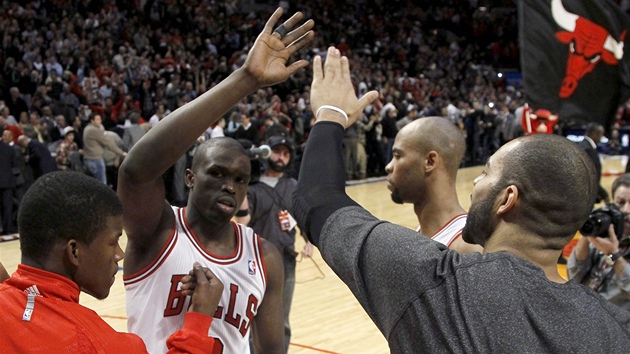 Luol Deng (druhý zleva) se raduje se spoluhrái z rozhodujcího koe Chicaga.