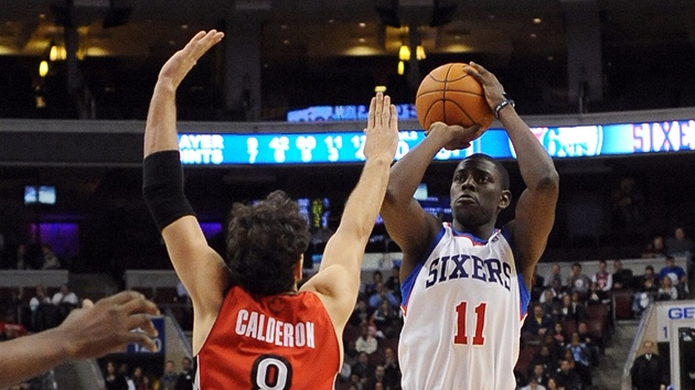 Jrue Holiday (vpravo) z Philadelphie stílí pes Josého Calderóna z Toronta.