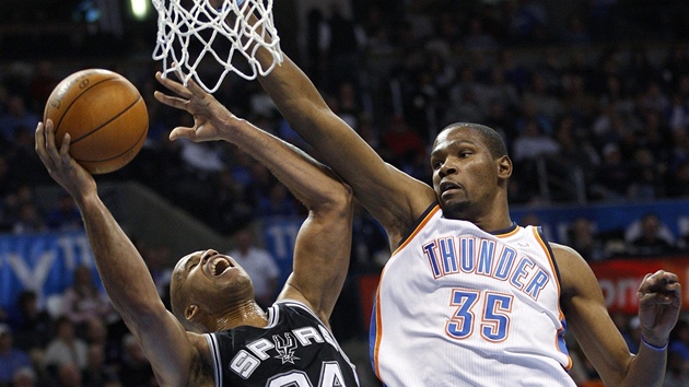 Kevin Durant (vpravo) z Oklahoma City blokuje Richarda Jeffersona ze San Kevin Durant (vpravo) z Oklahoma City blokuje Richarda Jeffersona ze San