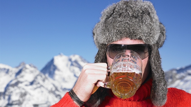 Lyžař si dává pivo - ilustrační foto Lyžař si dává pivo - ilustrační foto