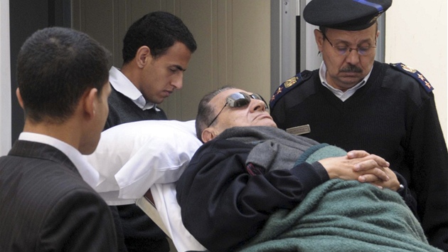 Oetovatelé piváí bývalého egyptského prezidenta Husní Mubaraka k soudu. (5. 1. 2012)