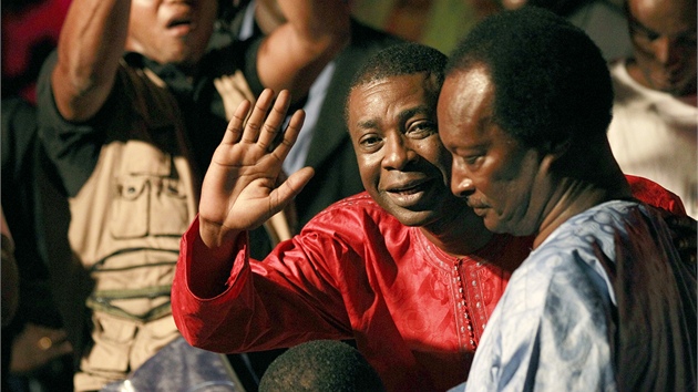 Youssou N'Dour ( v červeném) zdraví fanoušky během spuštění své soukromé Youssou N'Dour ( v červeném) zdraví fanoušky během spuštění své soukromé
