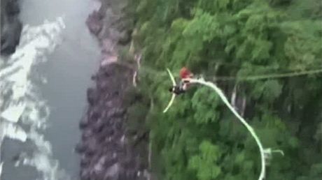 S mladou Australankou se pi bungee jumpingu nad Zambezi utrhlo lano (8. ledna