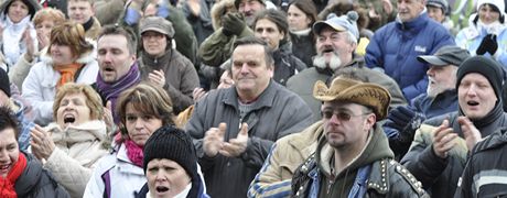 Úastníci nedlní demonstrace ve Varnsdorfu svolané na protest proti tomu, e