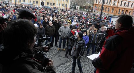 Podporu napadené rodin vyjádily v nedli ve Varnsdorfu více ne dv stovky lidí.