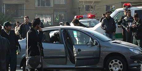 Írántí policisté stojí u vozu jednoho z jaderných vdc pi listopadovém atentátu