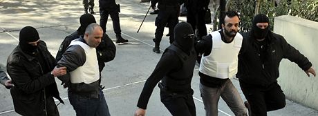 Revoluní boj? ecké speciální policejní jednotky vedou k aténskému prokurátorovi mue podezelé z napojení na extremistickou organizaci Revoluní boj. (12. duben 2010)