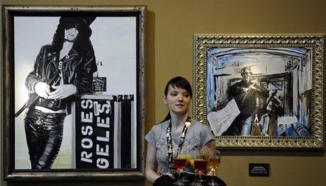Zleva obraz od Celiny nazvaný Slash a malba Rona Wooda z Rolling Stones z