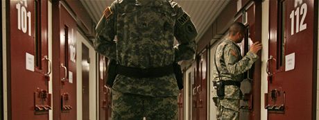 Amerití bachai kontrolují cely ve vznici Guantánamo. (9. íjna 2007)