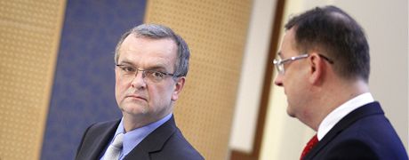 Ministr financí Miroslav Kalousek a premiér Petr Neas po jednání vlády, na kterém ministi prosadili referendum (18. ledna 2012).