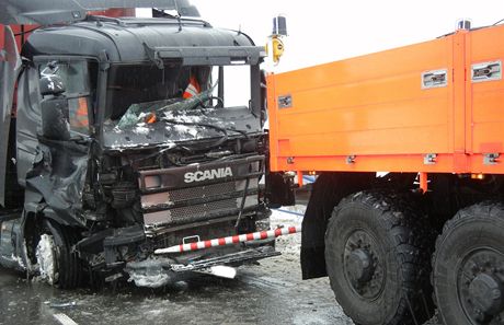 Silnici R35 blokuje nehoda dvou nákladních a jednoho osobního vozu. (Ilustraní snímek)