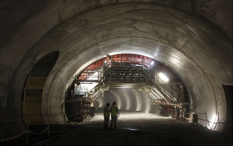 Tunel Blanka - v pozadí je vidt pojízdné bednní pro betoná sekundární...