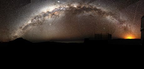 Mléná dráha na panoramatickém snímku, poízená z Evropské jiní observatoe v Chile. Pouitá zobrazovací metoda trochu zkresluje, "elipsa" pímo ve stedu obrázku (nad svtlým galaktickým jádrem) je Jupiter.