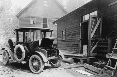 Detroit Electric bhem nabíjení. Fotografie je ze srpna roku 1919.