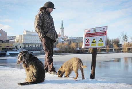 Kolem Jordánu v Táboe jsou cedule, které mimo jiné upozorují také na