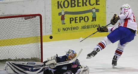 Tebíský hokejista Marek La zahazuje samostatný nájezd v zápase s Ústím nad